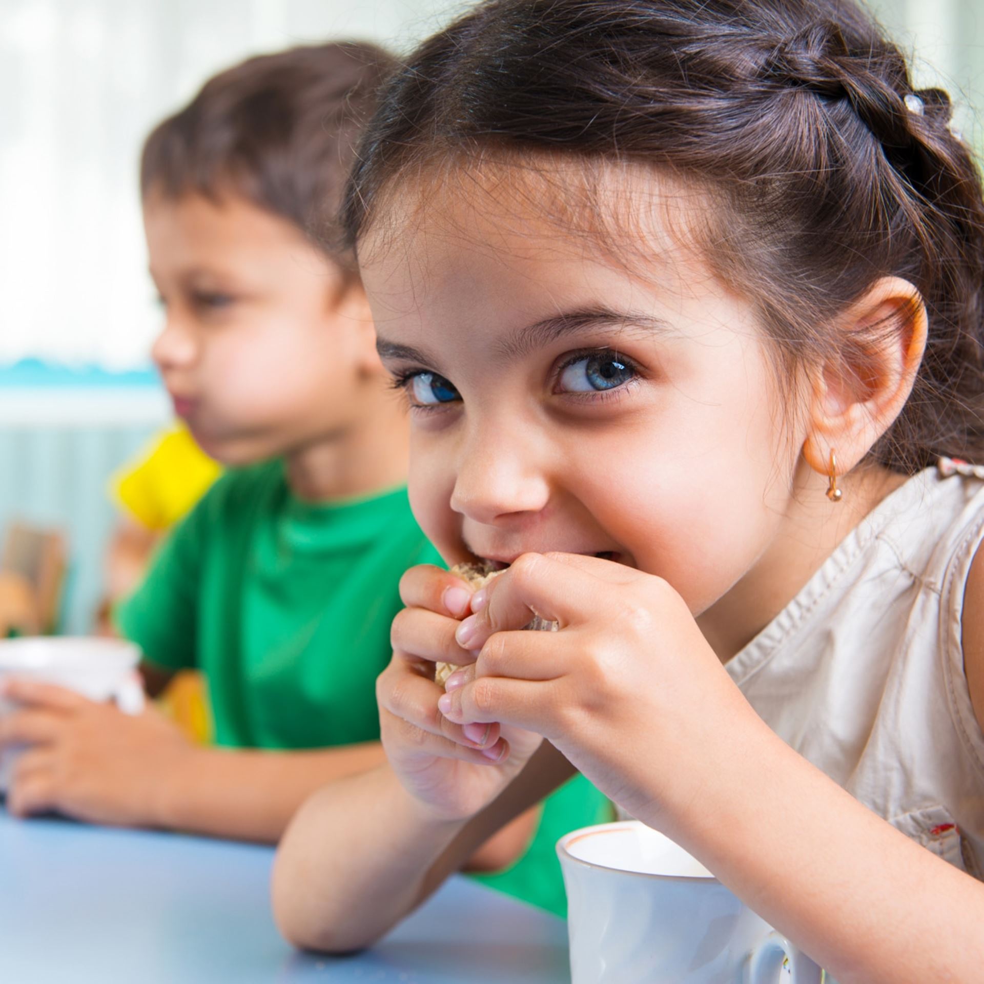 Petite fille qui mange en classe