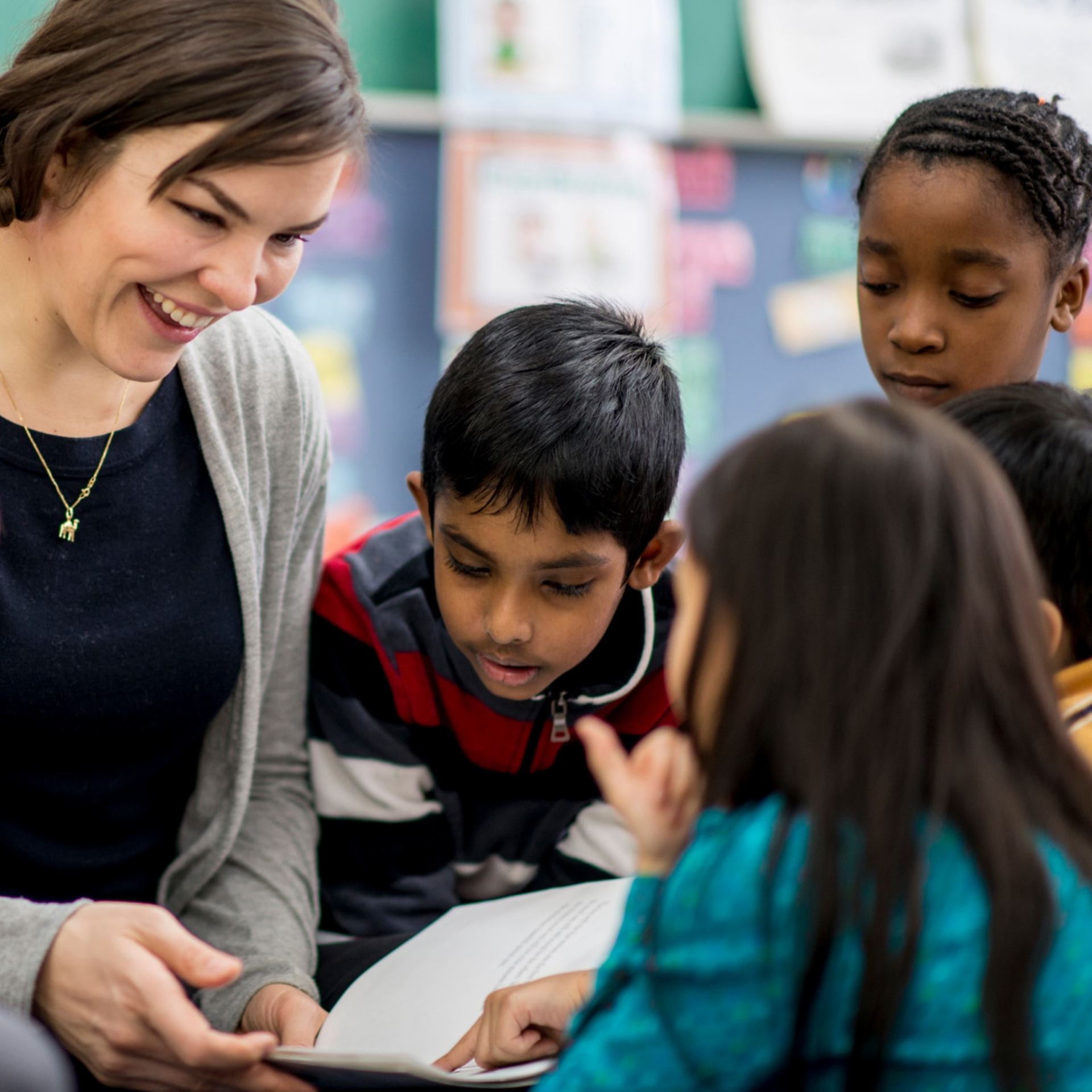 Enseignante et jeunes enfants en rond