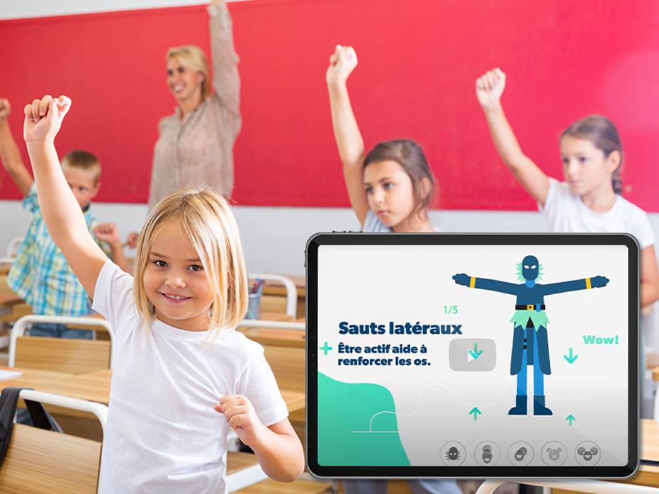 enfants dans une salle de classe en train de faire des mouvements près de leur pupitre. Il y a un ipad avec un avatar.